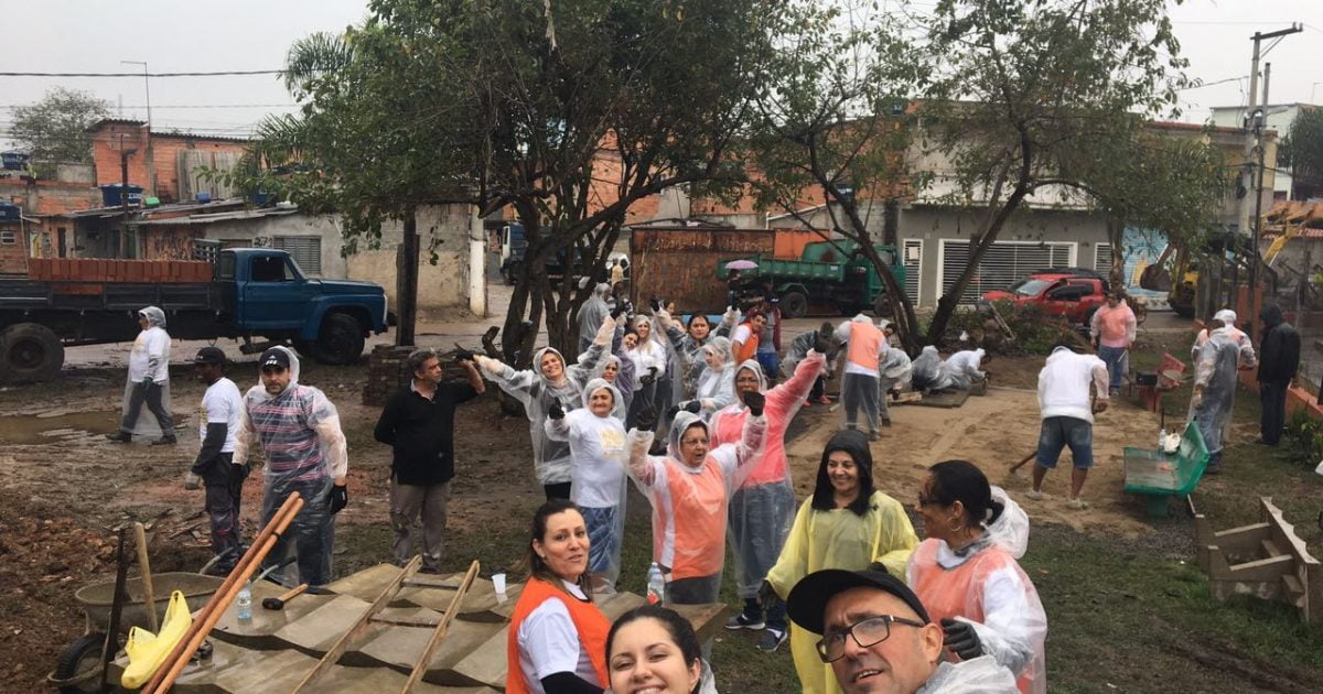 Profissionais do Sabará ajudam a revitalizar praça